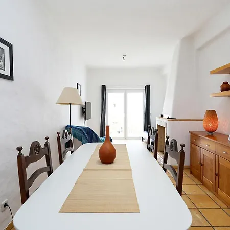 B82 - Lacobrigense Flat In Lagos